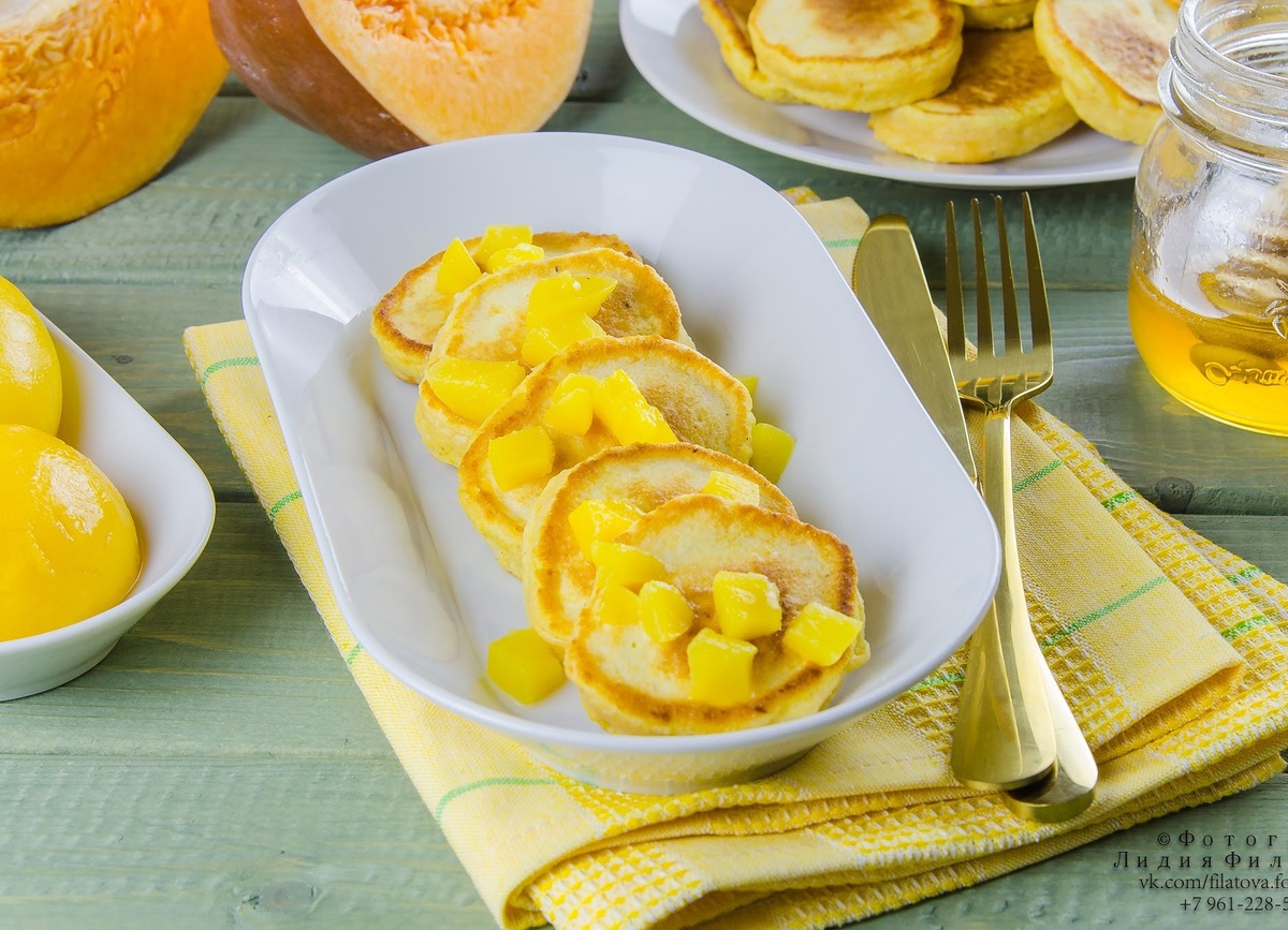 Тыквенные оладьи с персиками