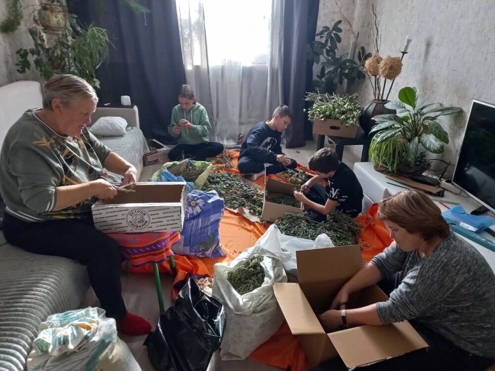    Сборы из душистых трав жители Кунарского делают на дому. Фото: Из личного архива