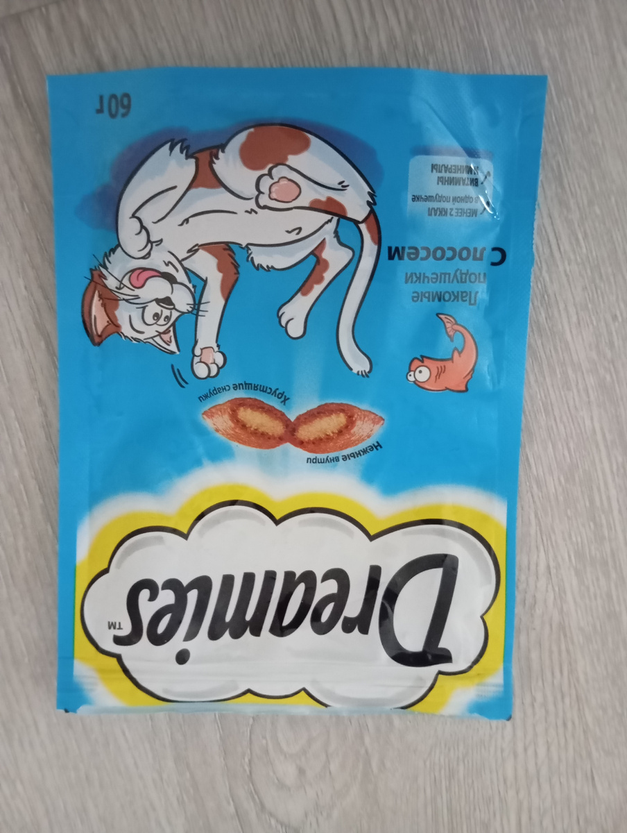 Наш Кузя больше любит с лососем, но у этого бренда есть огромная линейка вкусняшек с говядиной, курицей, кошачьей мятой, сыром индейкой.