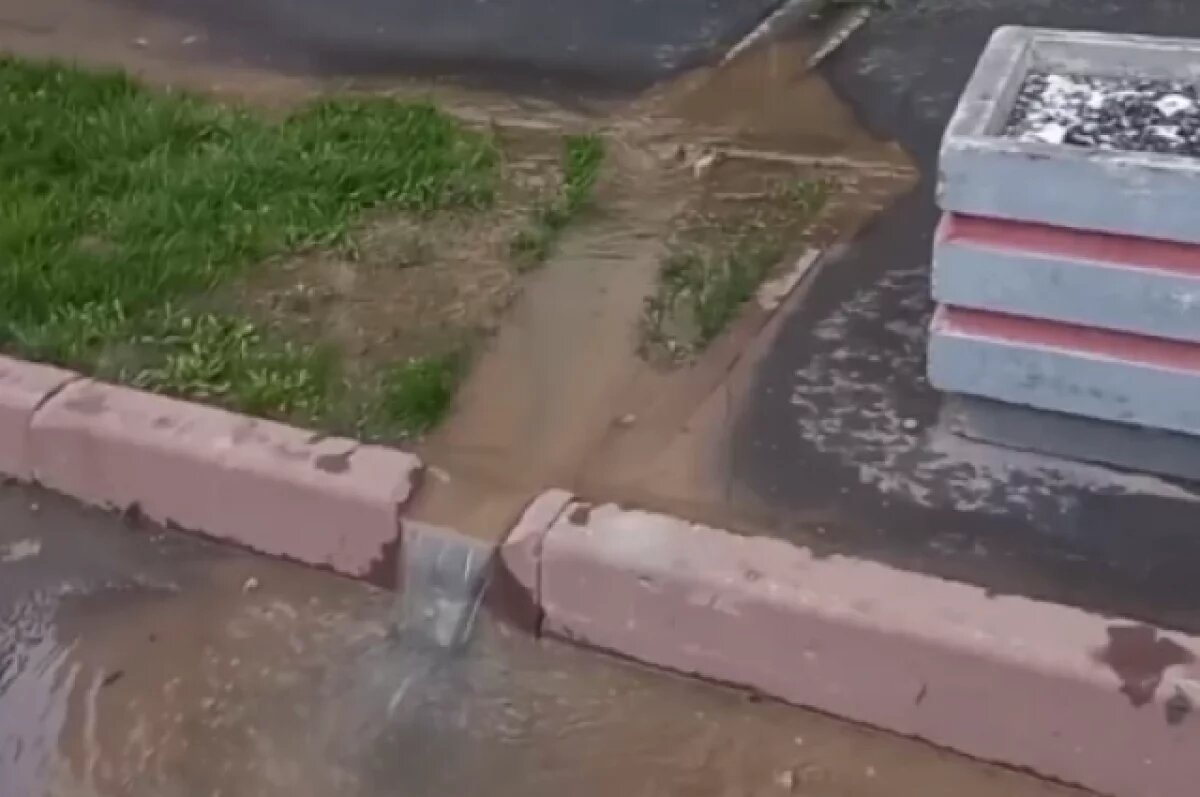    Вторые сутки жителей одного из домов «Кемерово-Сити» заливает канализация