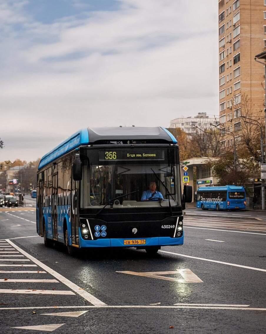    Новые выделенные полосы оптимизируют движение в трёх округах. Пресс-служба Дептранса Москвы