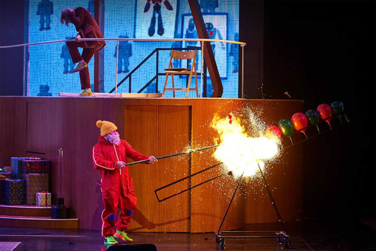    «Научная елка WOW! HOW?» на сцене