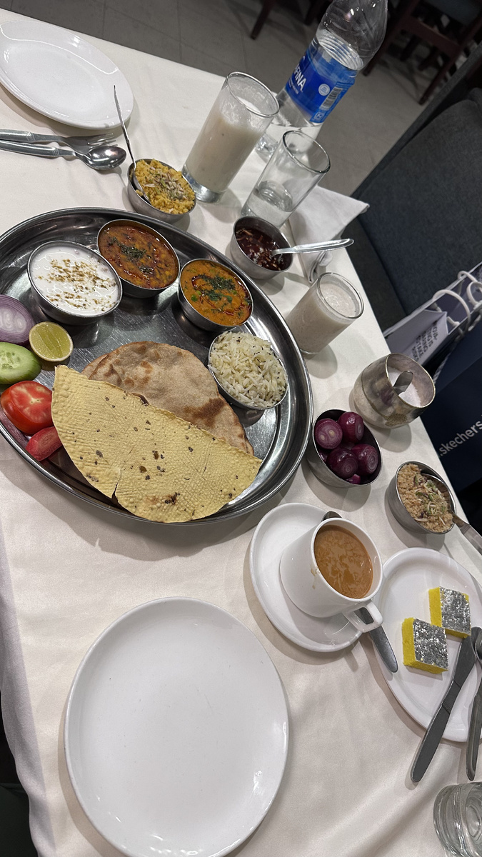 Индийское тхали, ласси, кофе и десерт со съедобной серебрянной фольгой