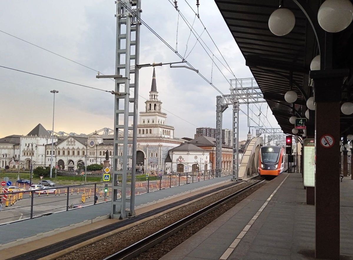 А вот и ЭГ2Тв Иволга готовится забирать уважаемых пассажиров, следующих в сторону ст. Нахабино.