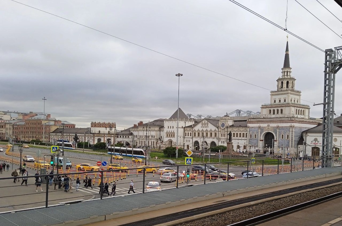 Вид на Казанский вокзал ранним утром. Немного пасмурно, но все равно красиво и ярко. 