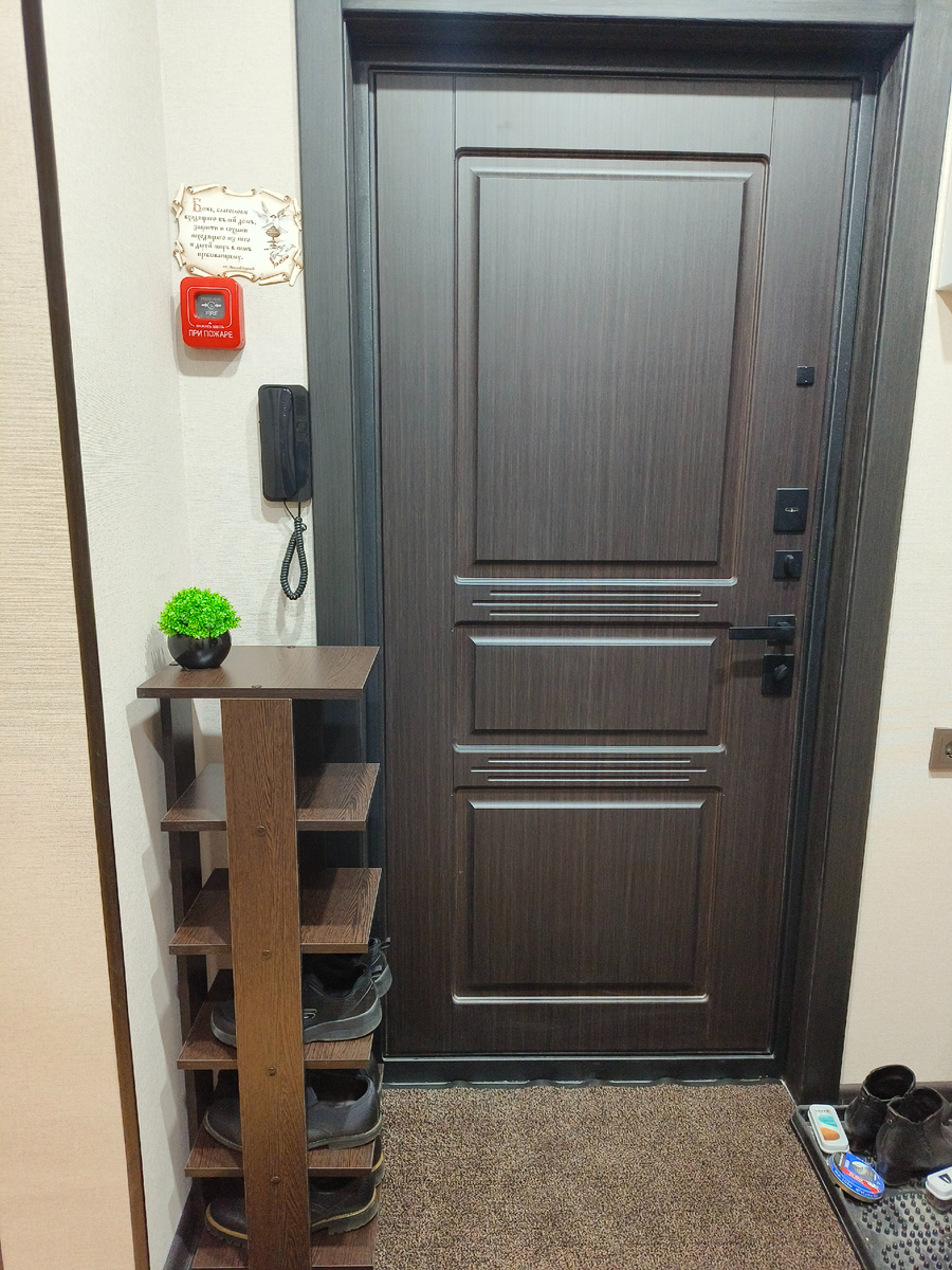 Новая дверь и обувница