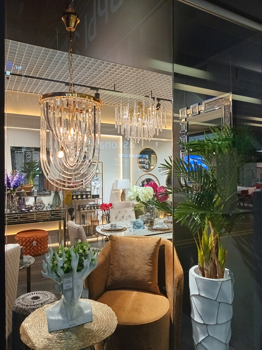 В мебельном