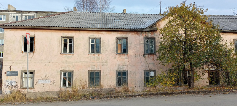    Вандалы облюбовали ещё один расселенный дом в Петрозаводскечитатель "ФакторНовости"