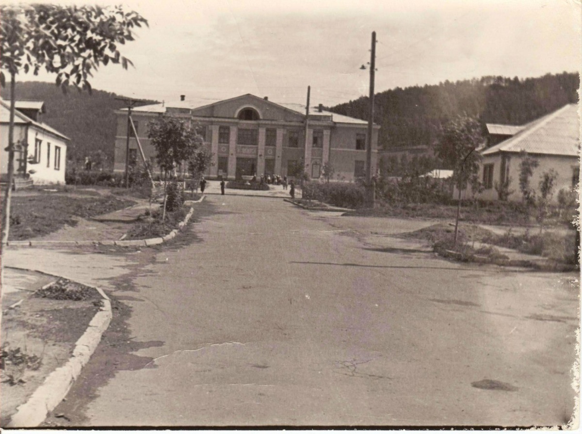 Дом культуры п. Строителей. 1960 г. Фото из семейного архива А. Айбатовой
