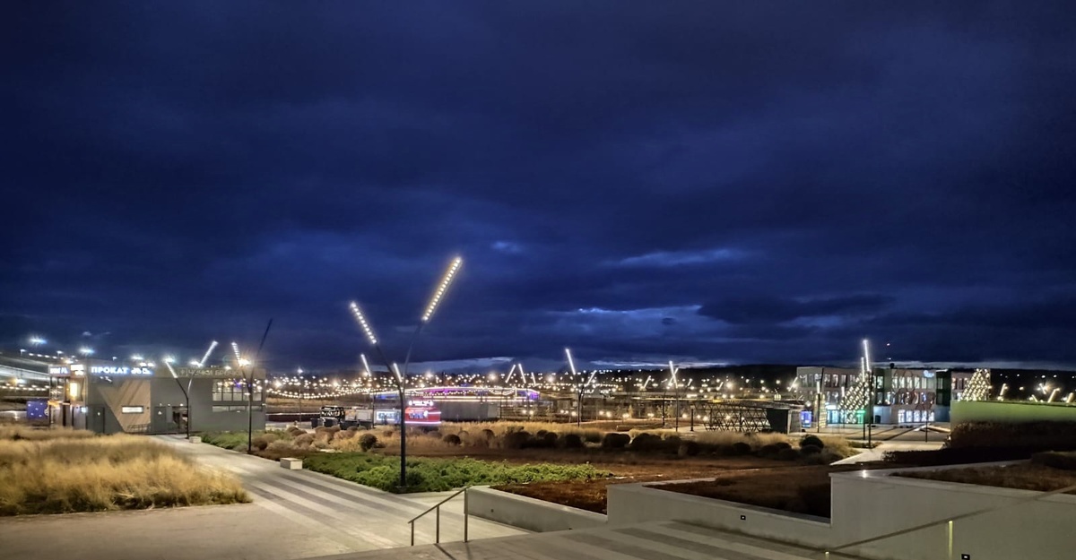 Вид на Парк Притяжение с площади у Инфоцентра