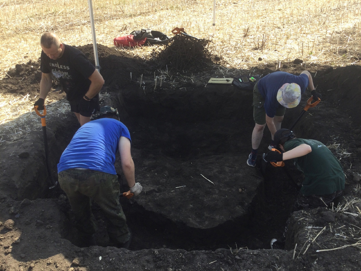 На отвале ворох немецкой колючей проволоки