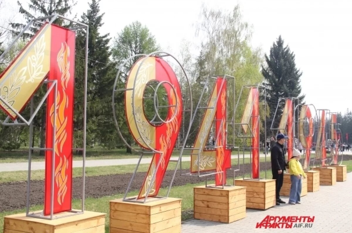    Уральский полпред Артем Жога посетил парк Победы в Салехарде