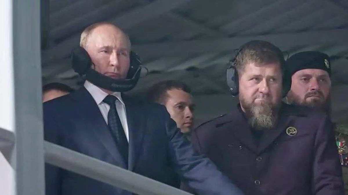 На фото: президент России надел наушники необычным способом (вверх ногами или оголовьем вниз) во время визита в Чеченскую Республику. Источник фото: https://www.watson.ch/imgdb/95dc/Qx,F,5,0,962,541,405,225,162,90/1291478620130800