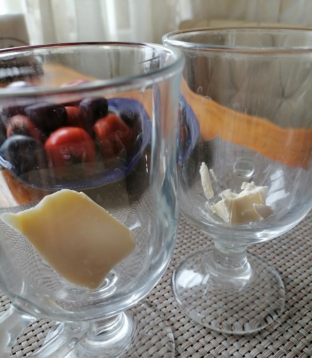 Кусочек масла (слева) и маргарина (справа).