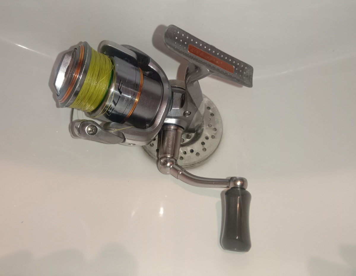 Прямо в раковине заливал его )))