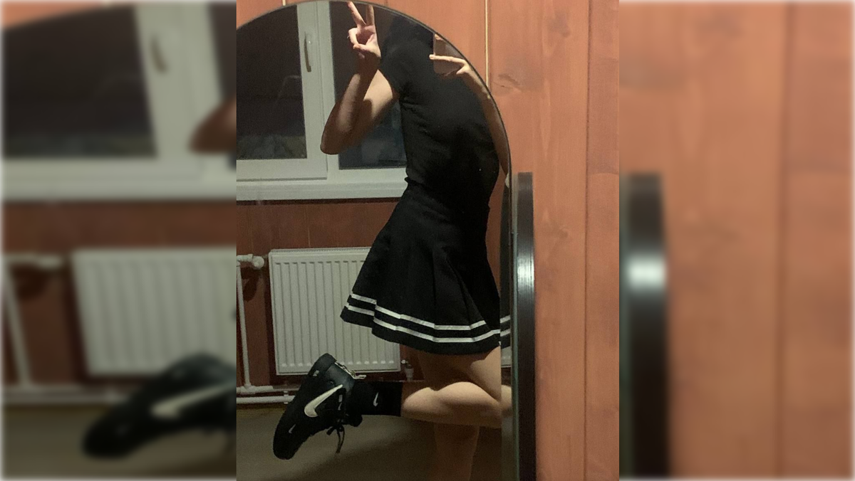 Катя вела себя и одевалась как подросток, нередко принимала лёгкие наркотики и пила алкоголь