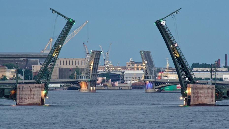    Дворцовый мост и Благовещенский мост. Автор фото: Ваганов Антон/"ДП"