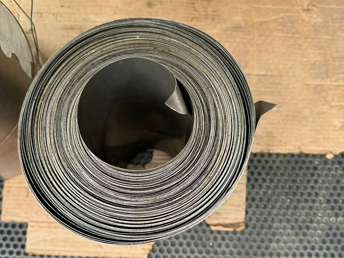 Высокие прочностные характеристики позволяют использовать стальную ленту для скрепления тяжёлых грузов