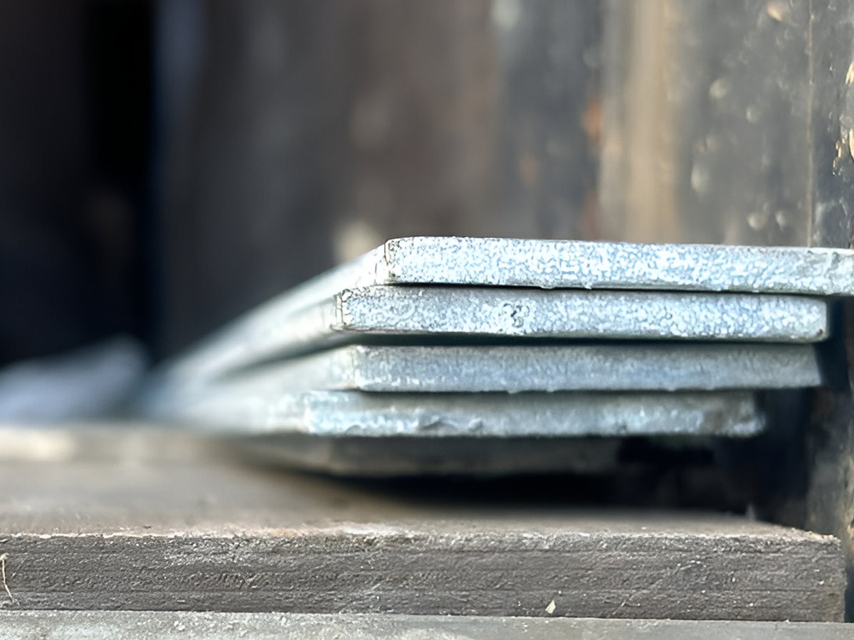 Благодаря цинковому покрытию полосовой прокат приобретает устойчивость к коррозии, деформации и воздействию агрессивных сред