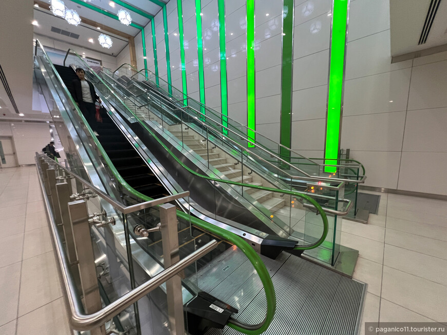 Поручни у эскалаторов тоже зеленые, в цвет национального флага © Alexander Fokichev