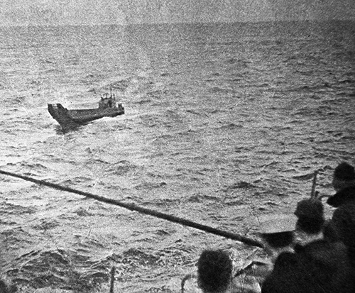 Авианосец подошёл к барже