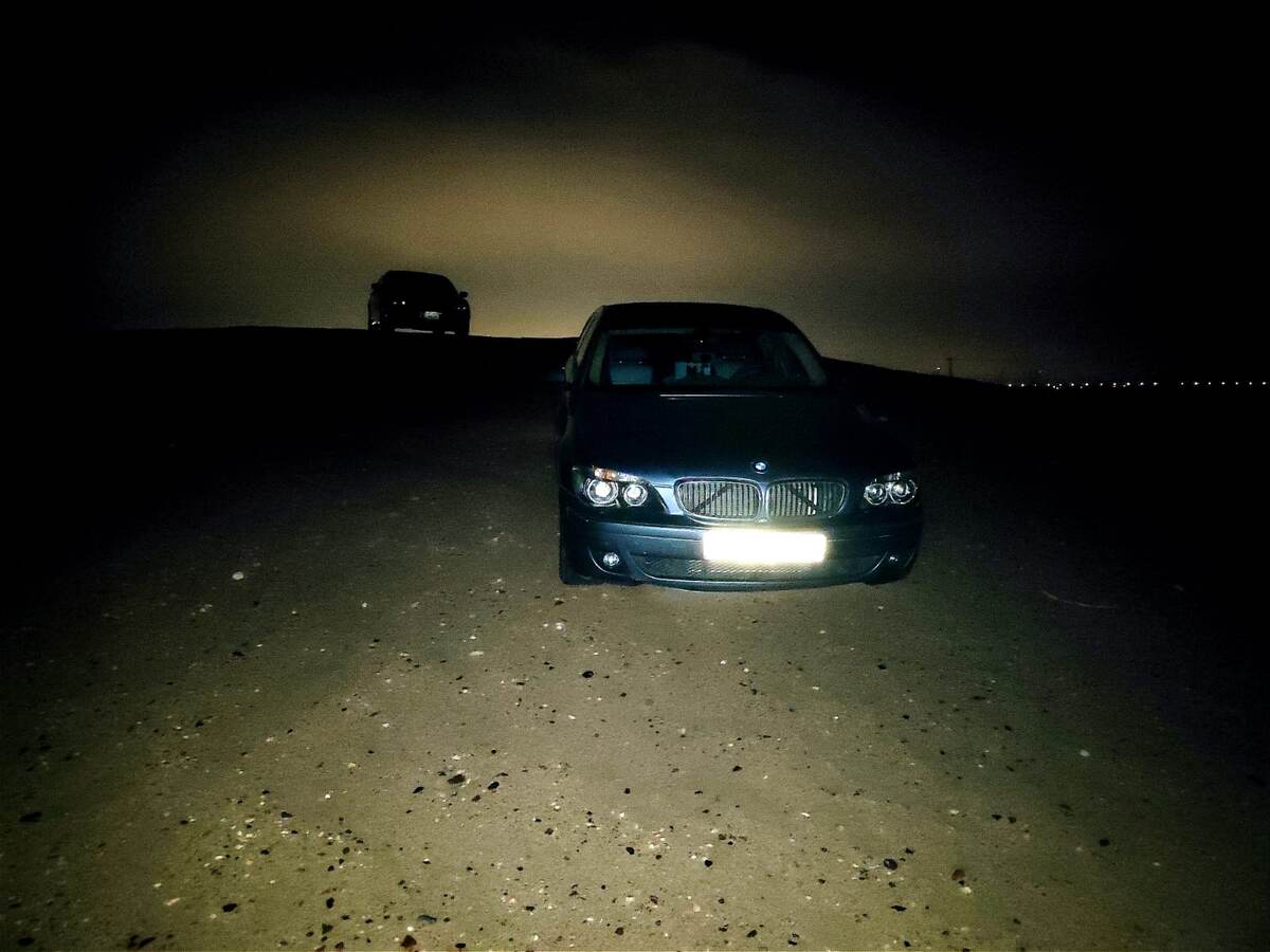 Наша машина и машина приятеля в кувейтской пустыне