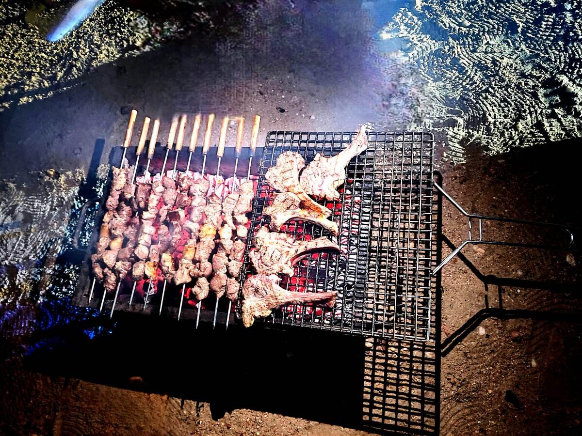 Шашлычки жарятся в пустыне (фото из личного архива)