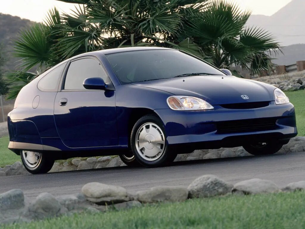 Honda Insight 1999 имела 3-цилиндровый мотор объемом 995 кубиков, развивавший около 70 л.с. и позволявший автомобилю обходиться 3,6 -- 4,2 л/100 км. Правда,ему уже немного помогал электромотор.