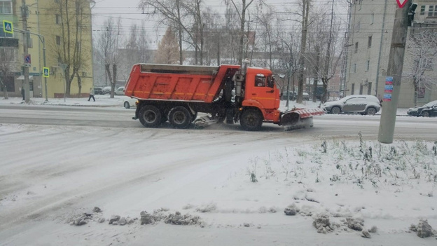    Для уборки улиц Кирова задействуют более 100 единиц техники