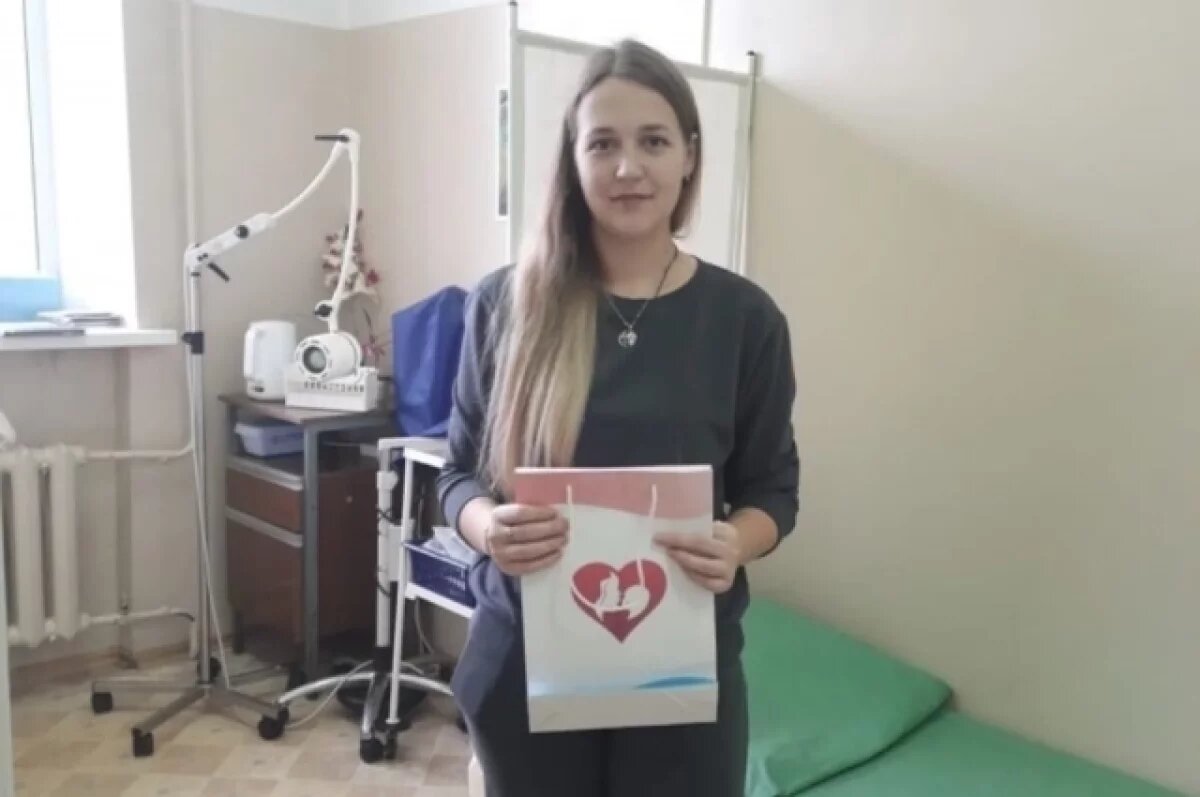    Первые подарочные наборы «Мама, я жду тебя» вручили в Великих Луках