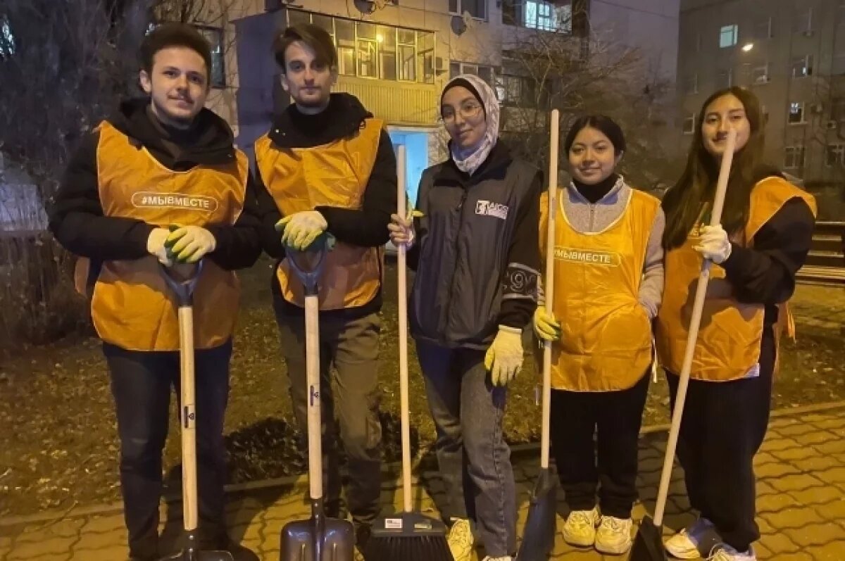    Равда Абделльатиф вместе с другими волонтёрами убирает улицы после обстрела.