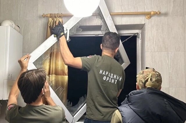    Алнаамнех Хутайфа помогает вставить выбитое окнопосле обстрела. Фото: Народный фронт