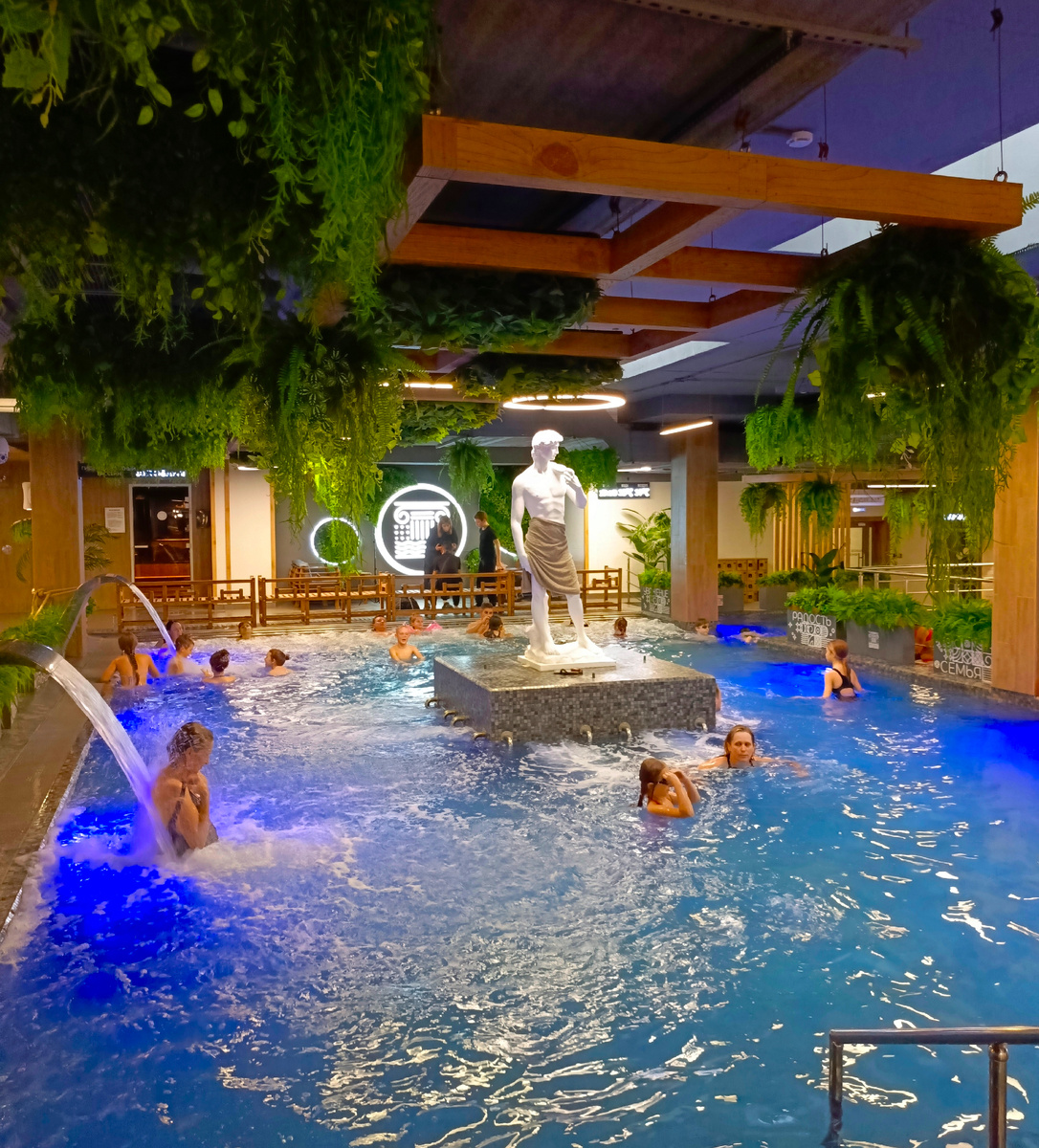 Бассейн на 2-ом этаже Новых Терм. Все фото в статье автора