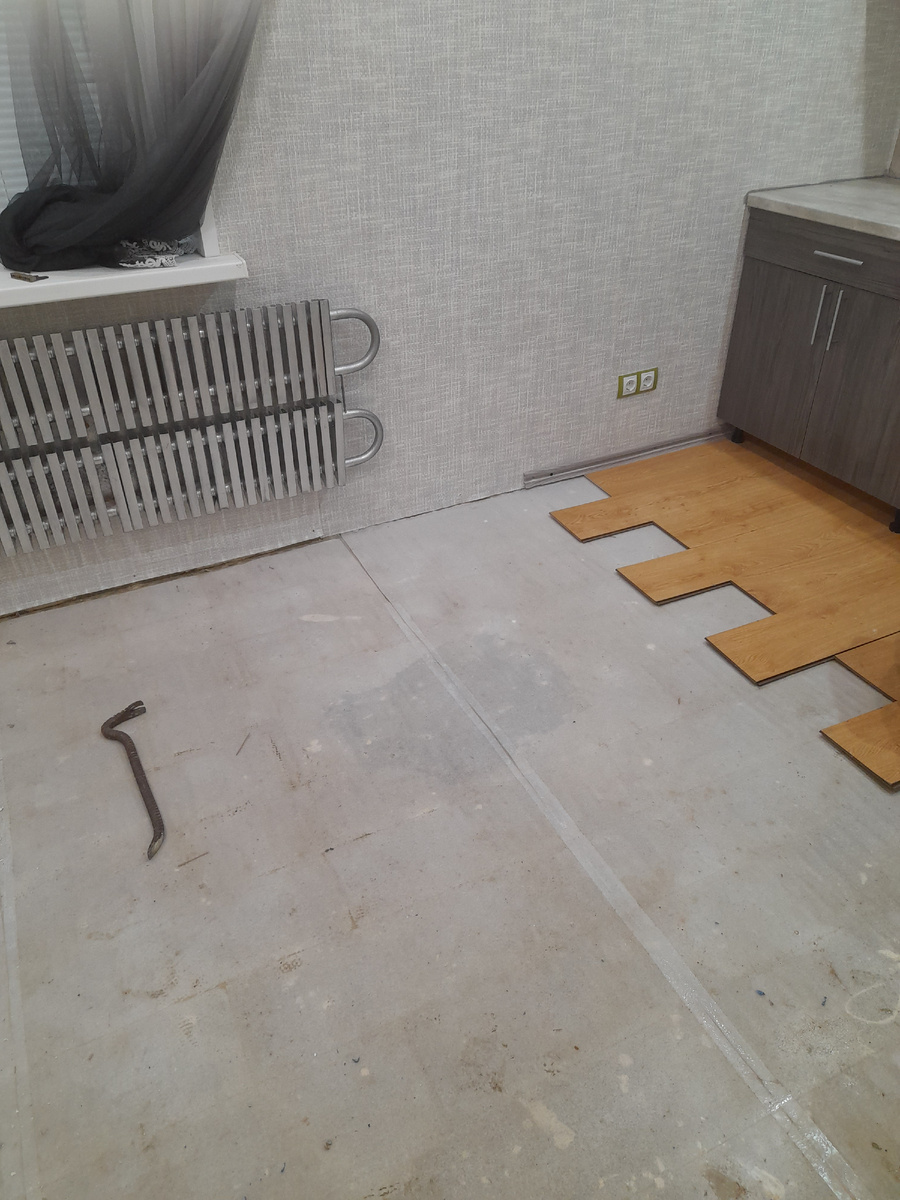 Как же больно смотреть на то, что так с любовью делалось и так легко всё сломалось. Кухня.