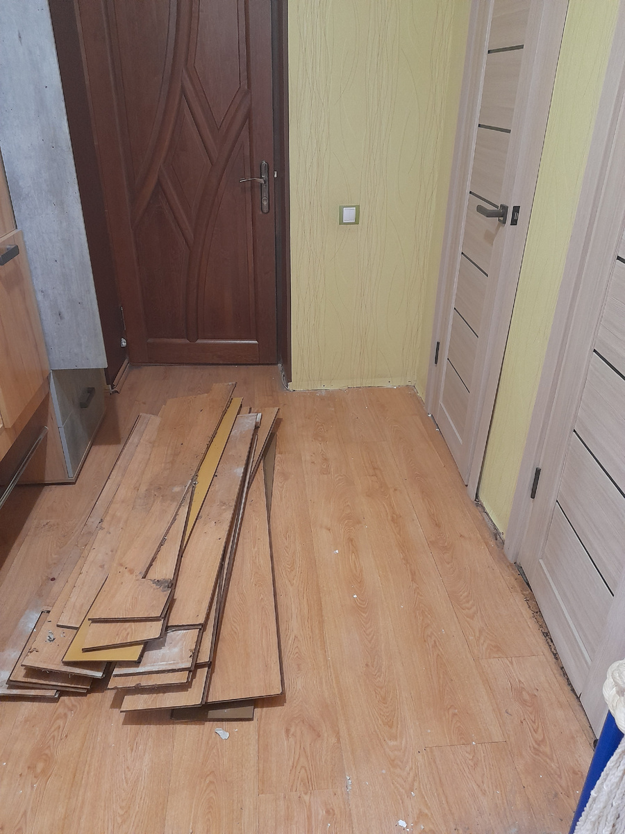 Коридор. Ламинат с кухни уже лежит.
