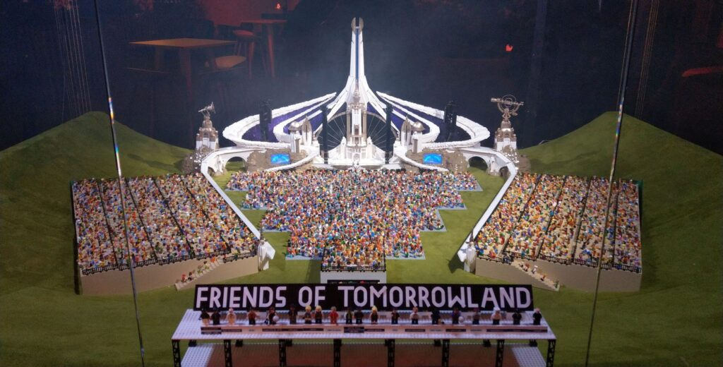 Фестиваль Tomorrowland 2022 из кубиков
