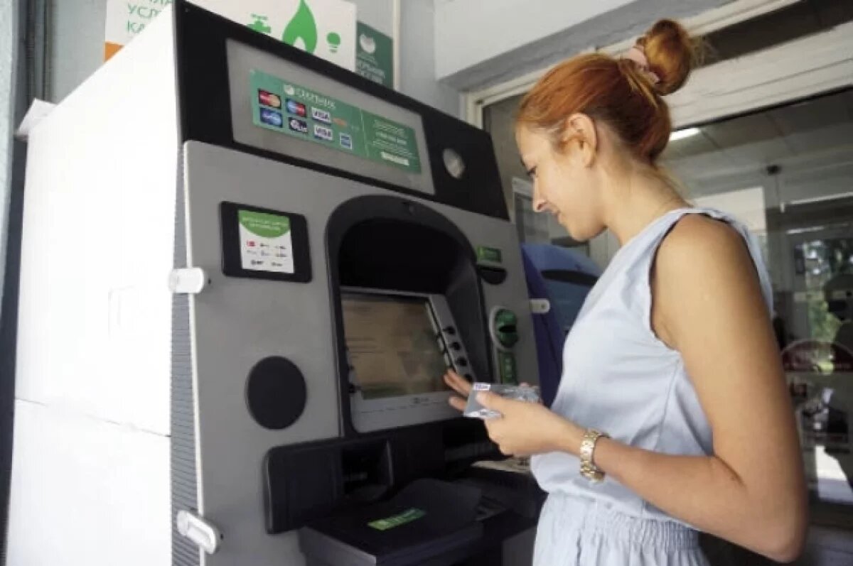    Мошенники украли у озерчанки 590 тысяч через QR-код на экране банкомата
