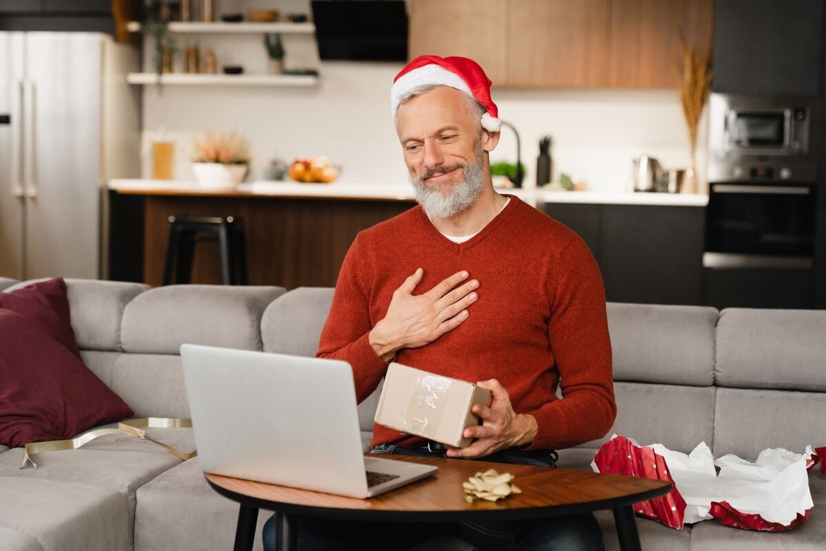 Мужчина оценит подарок, даже если вы отправите его курьером. Источник: Shutterstock📷
