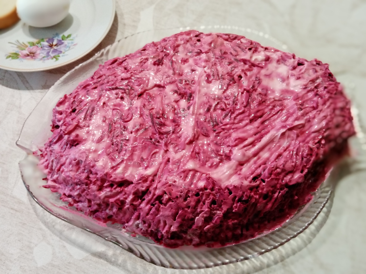 Без украшения. Но перед подачей можно оформить сеточкой. Элементарно, Ватсон!