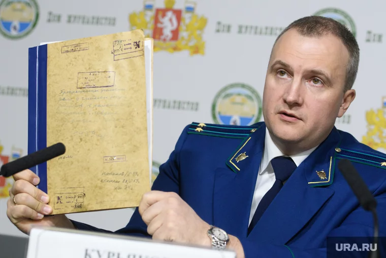 Фото 2. Свердловский прокурор Андрей Курьяков на пресс-конференции 4 февраля 2019 года. А глаза такие честные-честные!