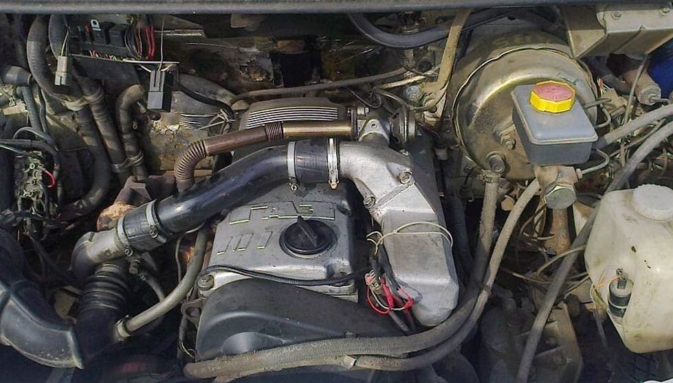 Двигатель ГАЗ-560 под капотом ГАЗели