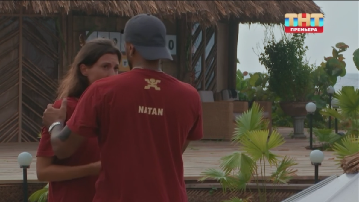 Обнимашки Натана и Евгении Кривцовой. Стоп-кадр из шоу "Звезды в джунглях"/ ТНТ 