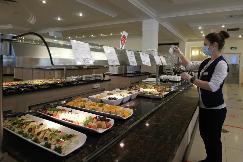     Сотрудница ресторана в гостинице. © РИА Новости. Виталий Тимкив