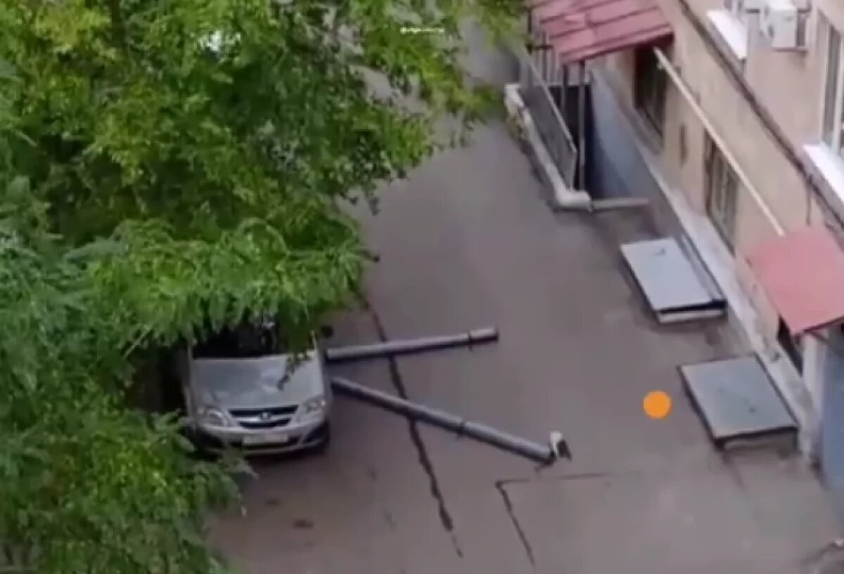    Ветер ломает деревья, сносит крыши и трубы в Волгограде и области – видео