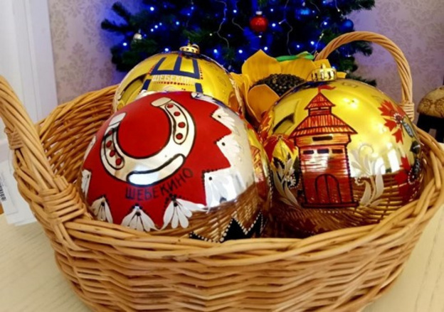    В Киров доставляют украшения для фестиваля ёлок