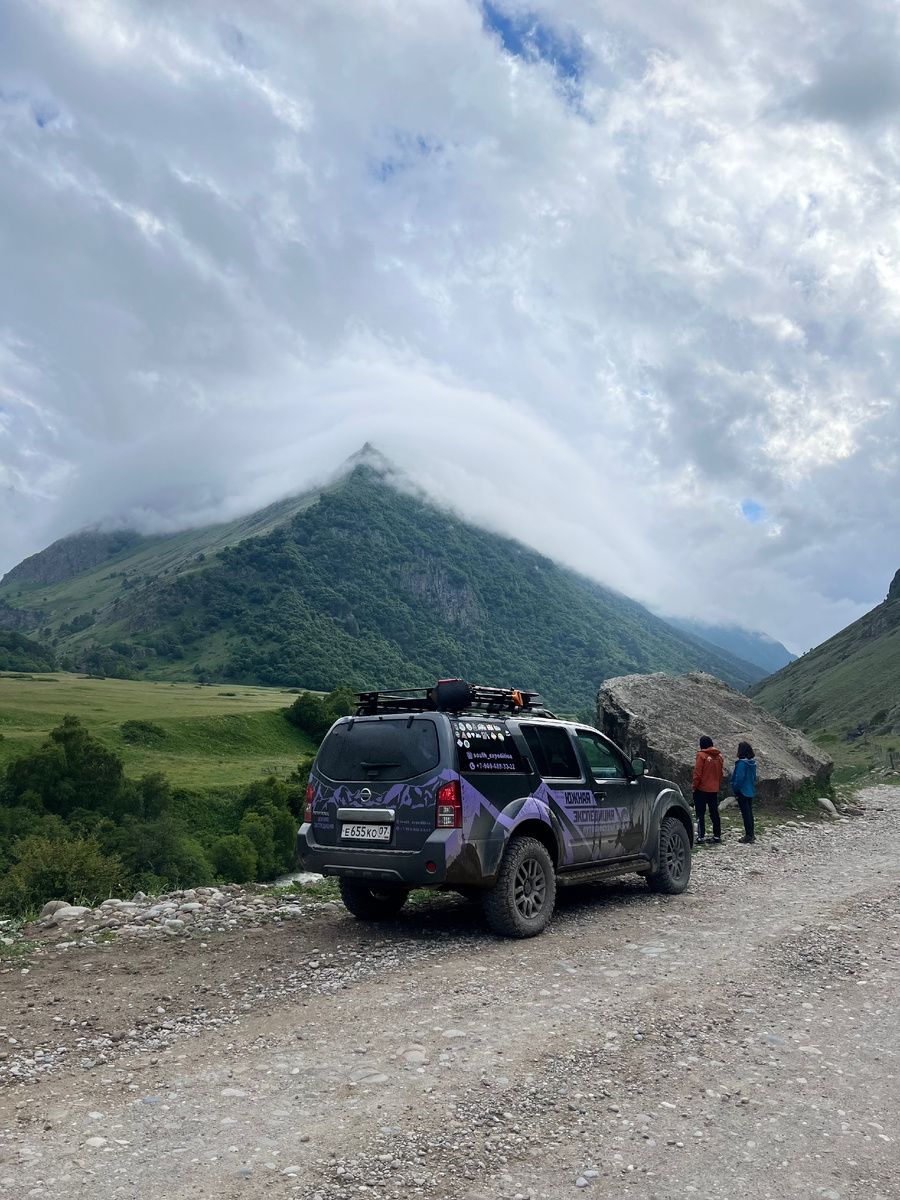 Залипли на облако, окутавшее гору.