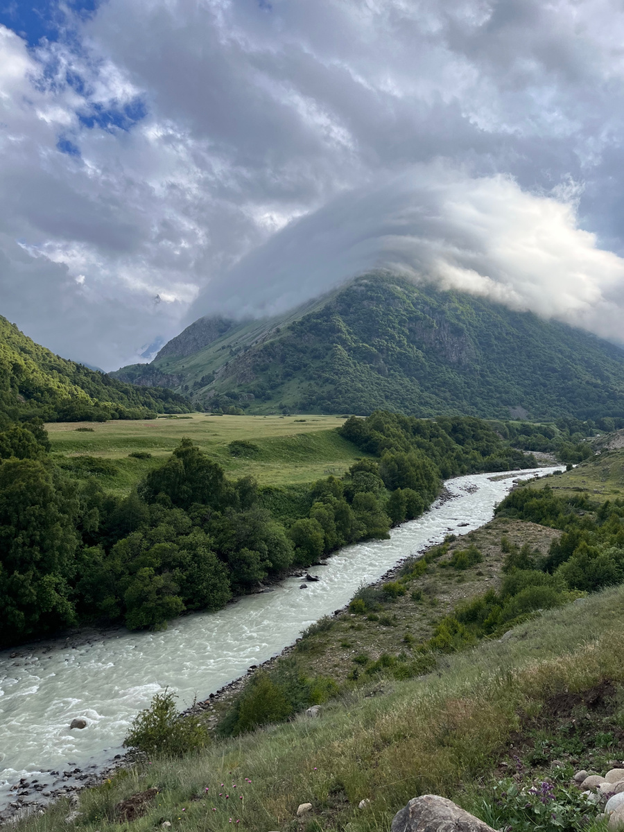 Вид словно с открытки: река, гора, и облако нежно укутавшее эту гору.