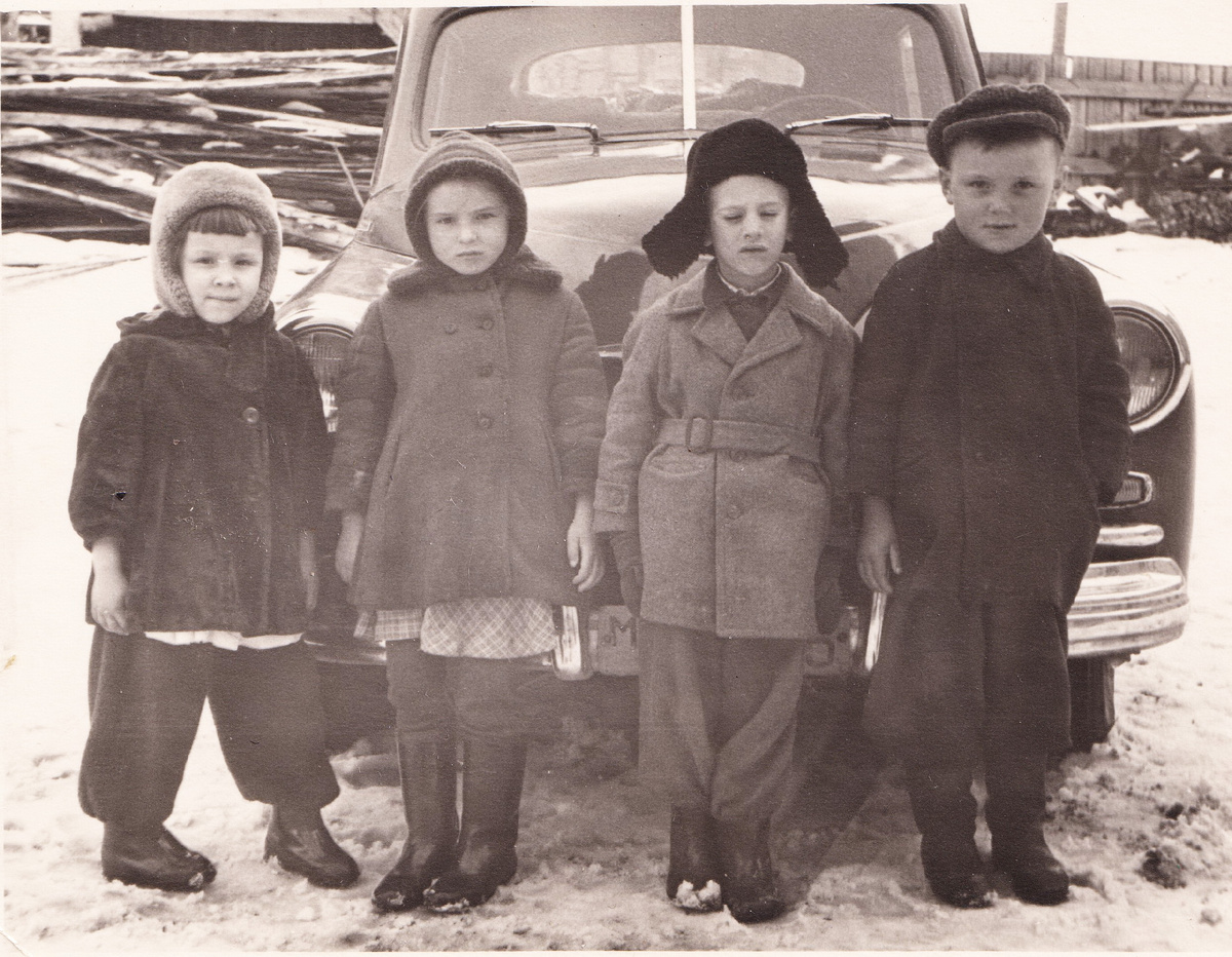 год примерно 1961 Ревда Мурманской обл. ул. Победы. Я слева крайняя