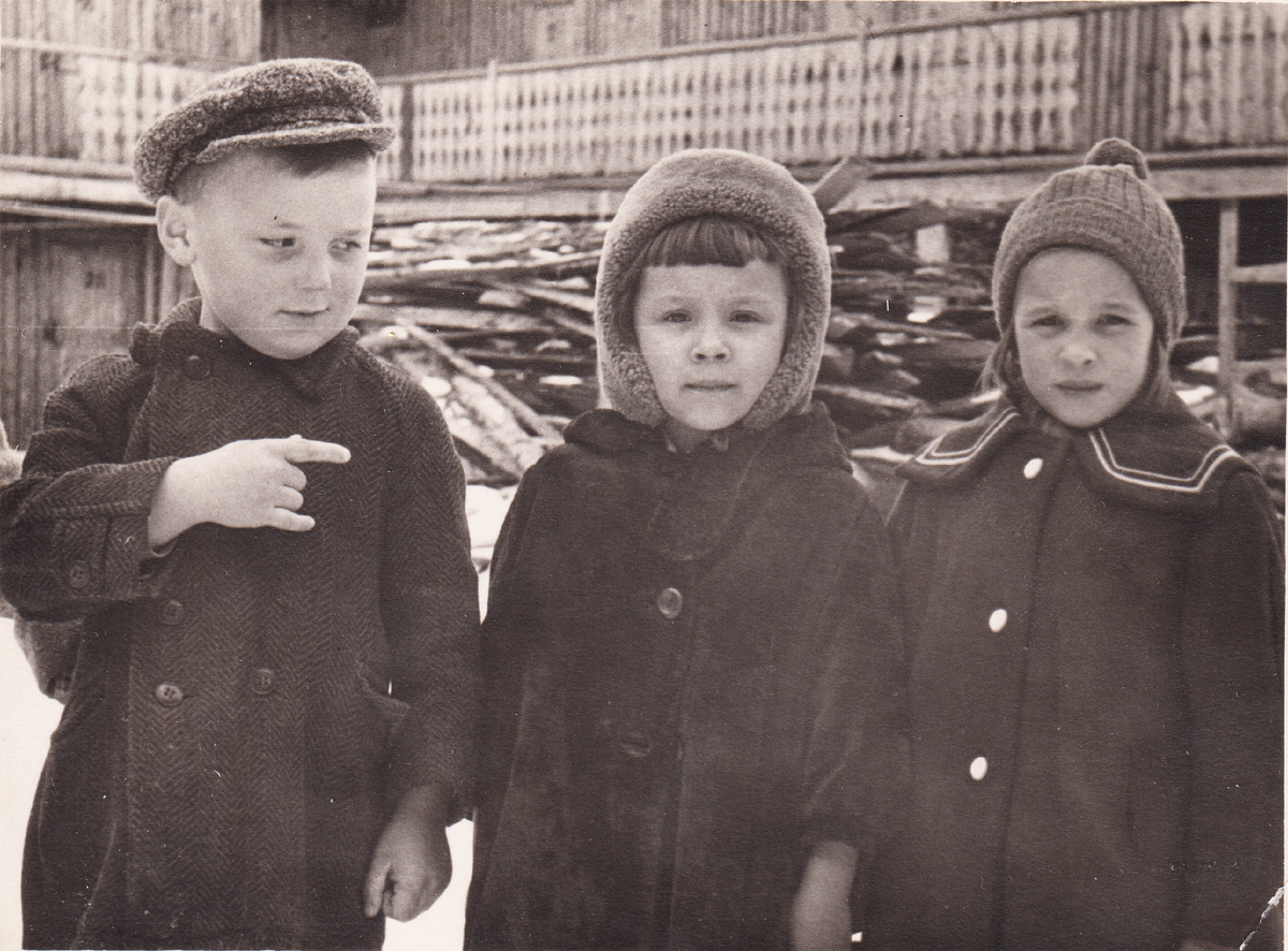 Справа моя подружка Оля