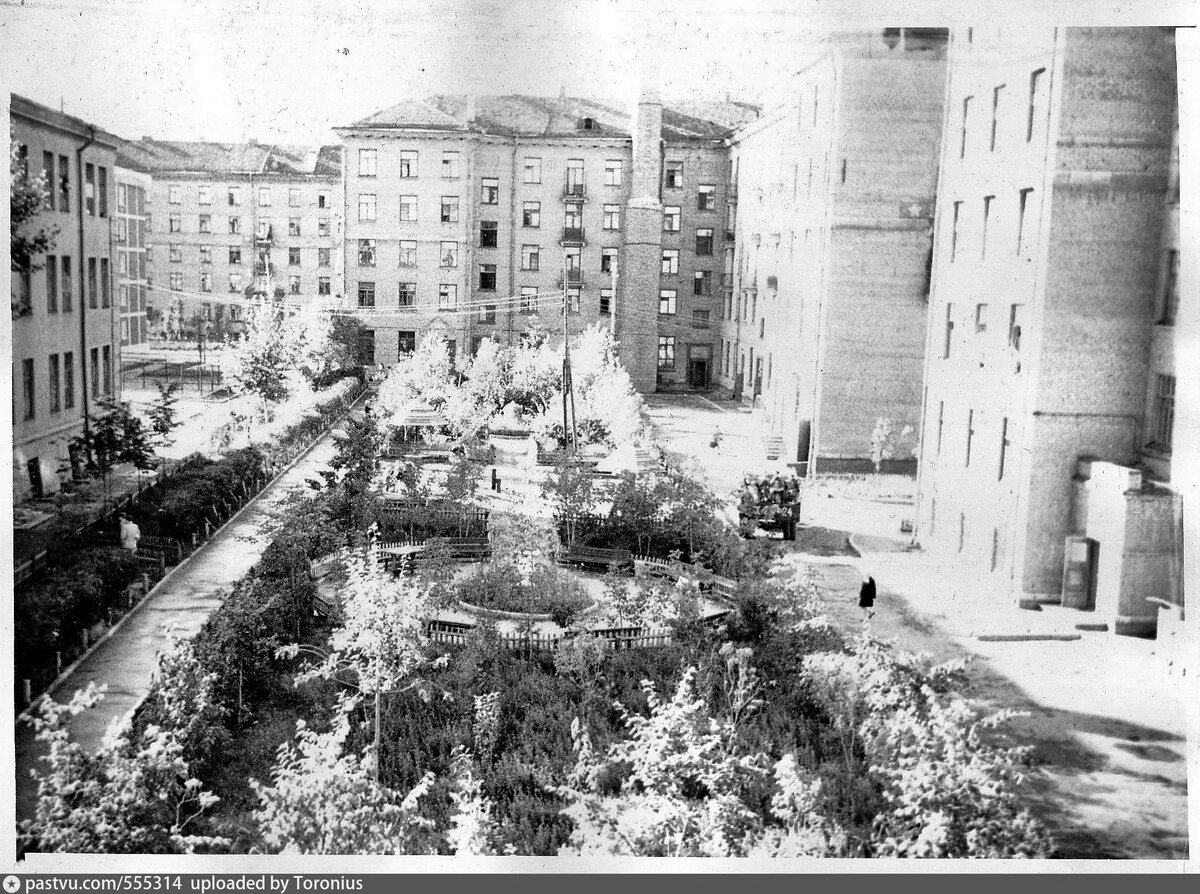 Улица Маршала Рыбалко. Двор за кинотеатром "Юность" 1955 – 1958 г, Из архива Сергея Субботина.